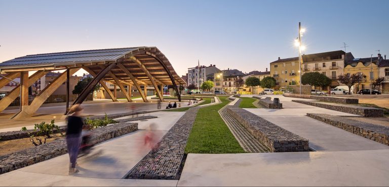 Plaça del Cobert de la Màquina de Batre a Sant Fruitós de Bages