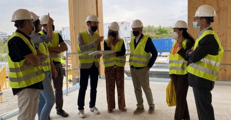 L’alcaldessa de Sant Cugat, Mireia Ingla, visita l’obra de VEGA Instrumentos.