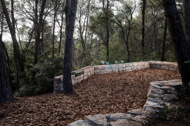 El Cementiri Metropolità de Roques Blanques posa en marxa el ‘Jardí de les papallones’, un memorial íntim on el bosc de Collserola et recull i t’acompanya en el dol.