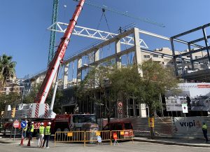 Construction work begins on the new metal structure of the offices in Carretera del Prat.