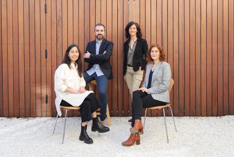 Batlleiroig nomena quatre nous associats.