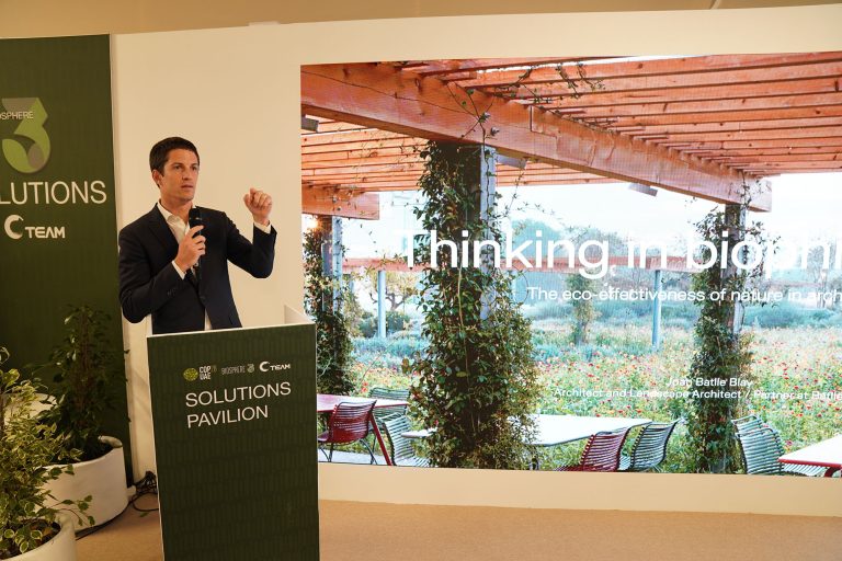 Joan Batlle impartix la conferència “Thinking in biophilic cities” a la COP28 a Dubai