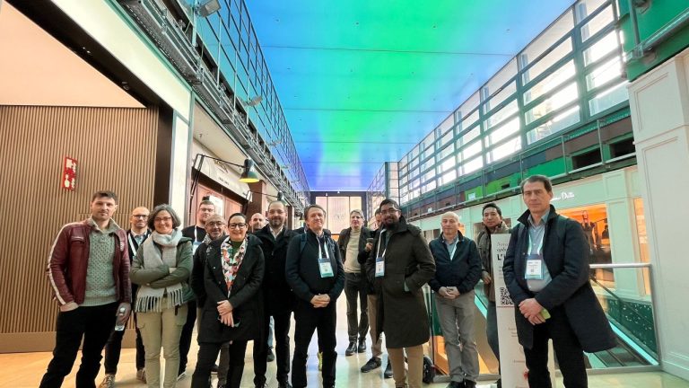 Laura Quintana ofereix una visita guiada al centre comercial L’Illa Diagonal en el marc de la fira audiovisual Integrated Systems Europe (ISE).