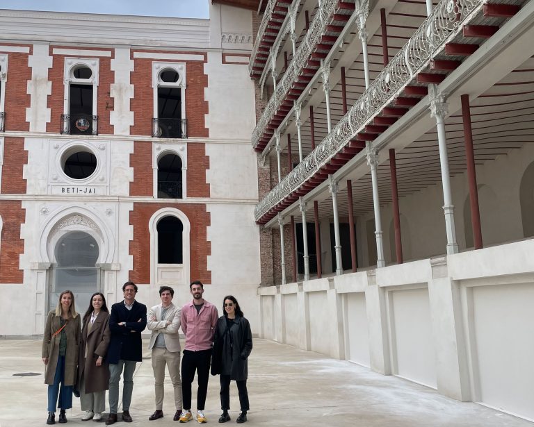 El nostre equip de l’oficina de Madrid realitza la seva primera visita al Frontó Beti-Jai, un projecte emblemàtic a Madrid.