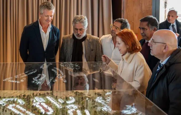 La ministra portuguesa de Medi Ambient i Energia visita el complex Arcaya