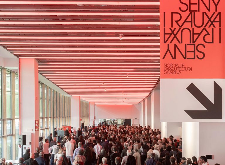 Inaugurada al DHub l’exposició «Seny i rauxa. Notícia de l’arquitectura catalana», comissariada per Joan Roig